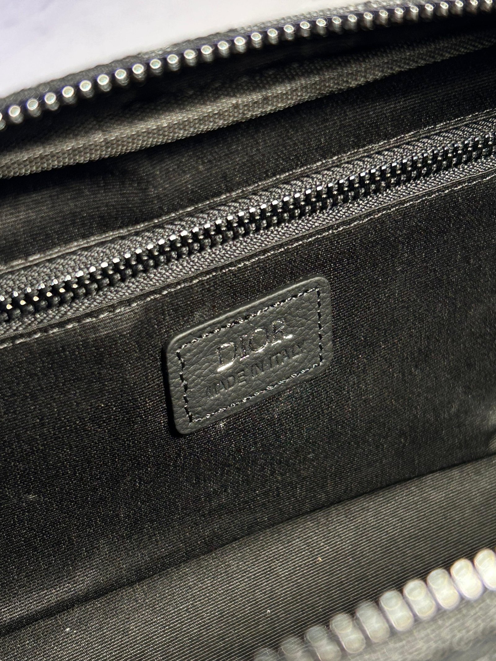 DIOR TOILETRY BAG - Image 8